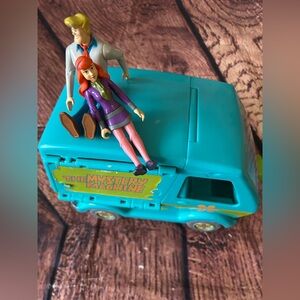 Scooby-Doo Mystery Machine Headquarters Van W/ Figures